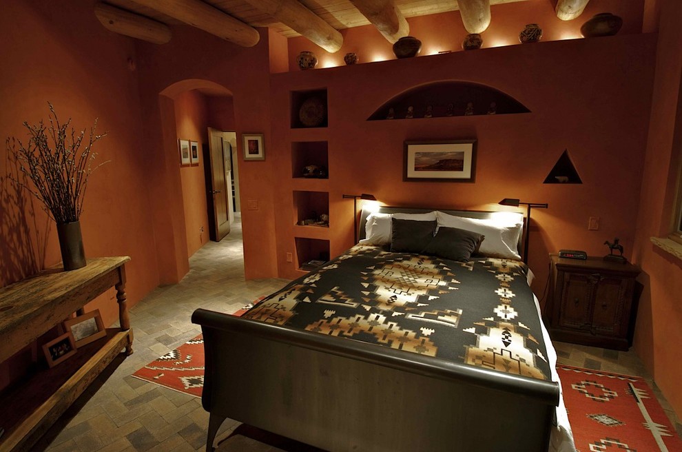 Пример оригинального дизайна: гостевая спальня среднего размера, (комната для гостей) в стиле фьюжн с оранжевыми стенами и бетонным полом
