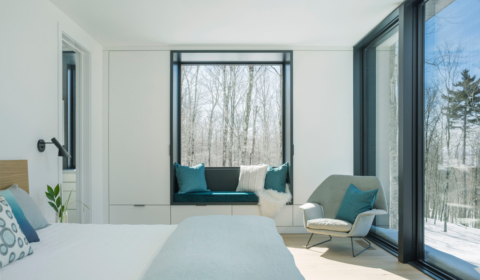 Modernes Schlafzimmer mit weißer Wandfarbe, hellem Holzboden und beigem Boden in Burlington