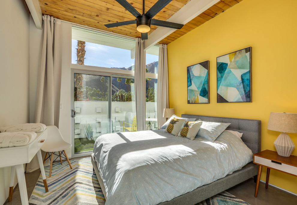 Свежая идея для дизайна: спальня в стиле ретро с желтыми стенами, бетонным полом и серым полом - отличное фото интерьера
