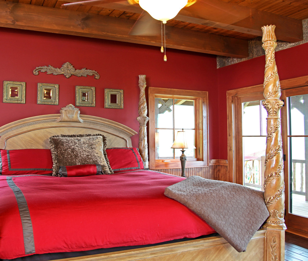 Свежая идея для дизайна: большая хозяйская спальня в стиле рустика с красными стенами и светлым паркетным полом - отличное фото интерьера