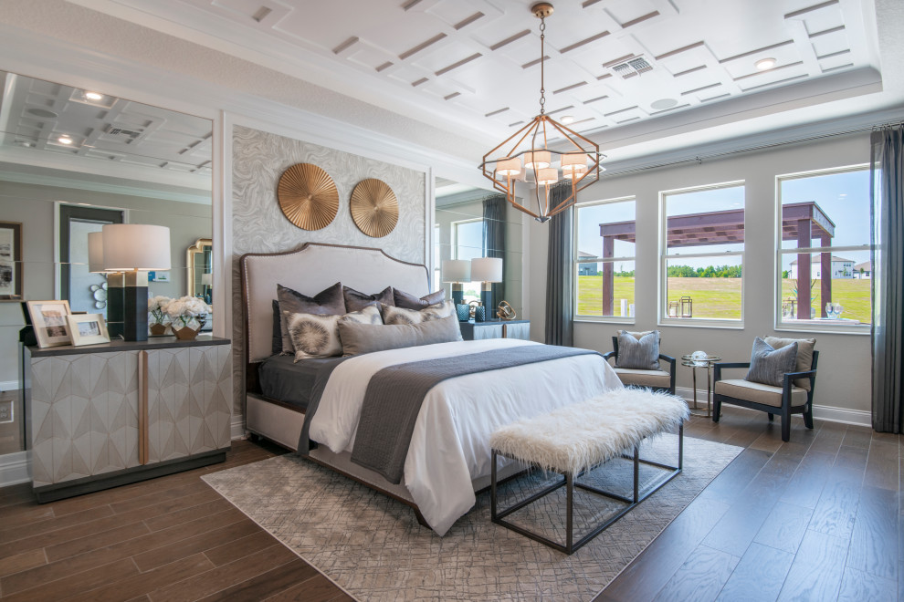 Diseño de dormitorio principal y blanco clásico renovado grande con paredes beige, suelo de madera en tonos medios, suelo marrón, bandeja y papel pintado