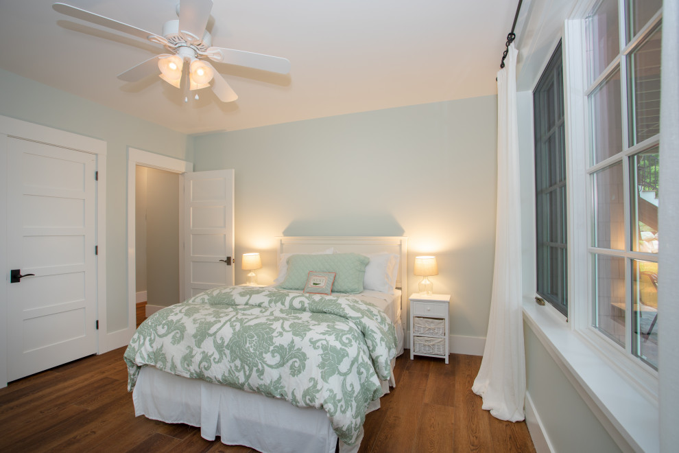 На фото: гостевая спальня среднего размера, (комната для гостей) в классическом стиле с зелеными стенами, паркетным полом среднего тона и коричневым полом с