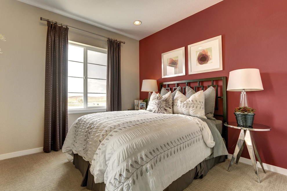 デンバーにある中くらいなトランジショナルスタイルのおしゃれな客用寝室 (赤い壁、カーペット敷き、暖炉なし、ベージュの床、グレーとブラウン) のレイアウト