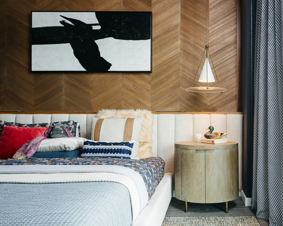 Immagine di una camera da letto design con pareti marroni, parquet scuro, pavimento marrone e pareti in legno