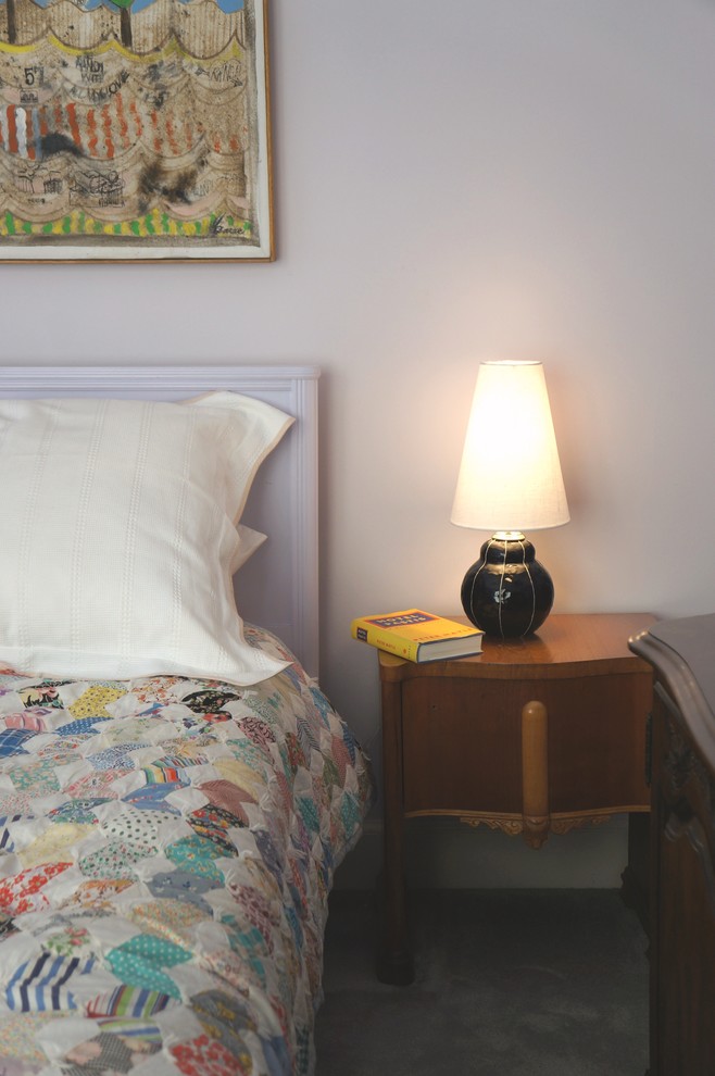 Источник вдохновения для домашнего уюта: гостевая спальня среднего размера, (комната для гостей) в стиле шебби-шик с серыми стенами и ковровым покрытием