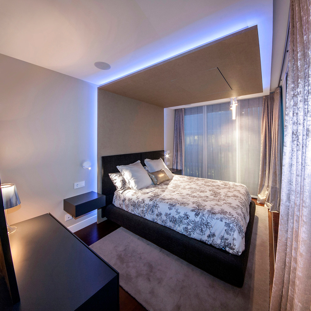 На фото: хозяйская спальня среднего размера в стиле модернизм без камина