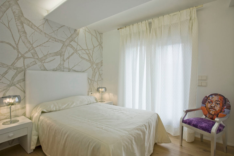 Modelo de dormitorio actual con paredes multicolor y suelo de madera clara