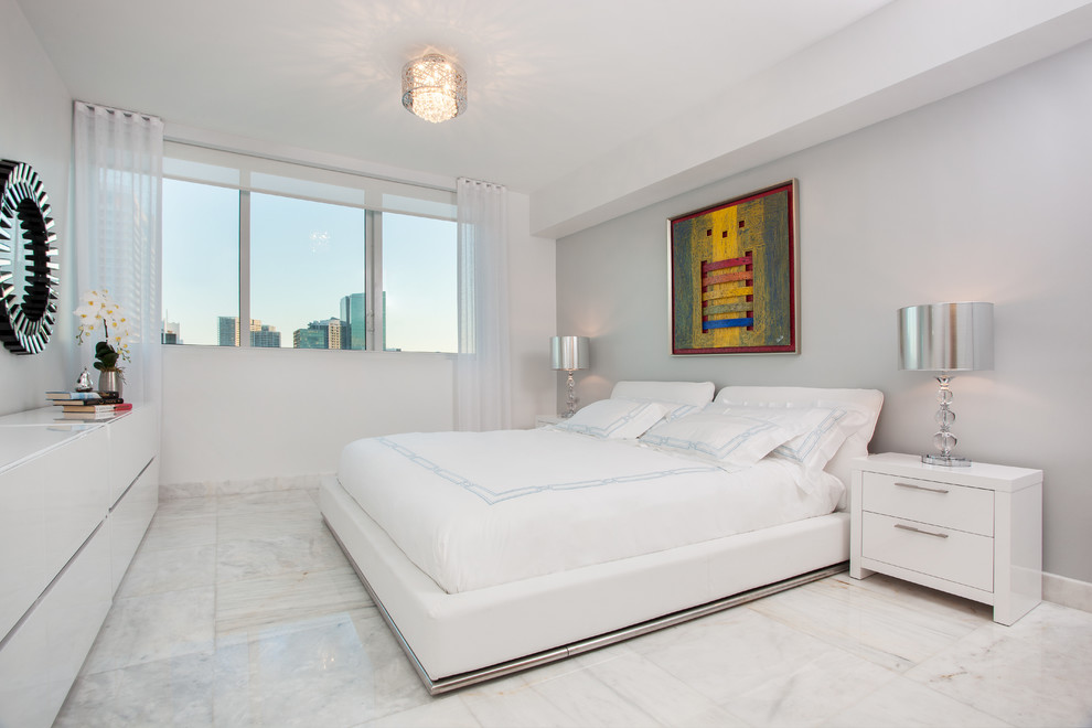 Идея дизайна: гостевая спальня среднего размера, (комната для гостей) в современном стиле с мраморным полом и разноцветными стенами