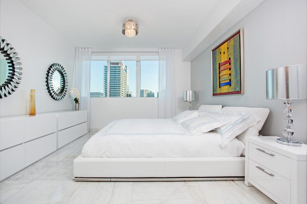 Idee per una camera da letto contemporanea di medie dimensioni con pavimento in marmo e pareti multicolore