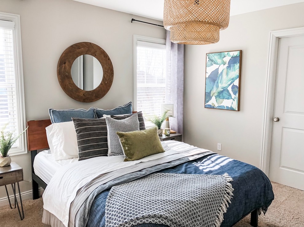Стильный дизайн: гостевая спальня среднего размера, (комната для гостей) в современном стиле с серыми стенами, ковровым покрытием и бежевым полом без камина - последний тренд