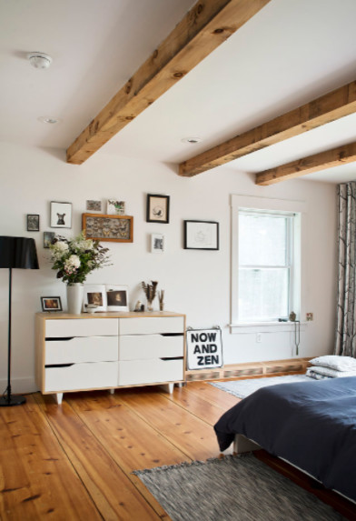 На фото: хозяйская спальня среднего размера в скандинавском стиле с белыми стенами и светлым паркетным полом