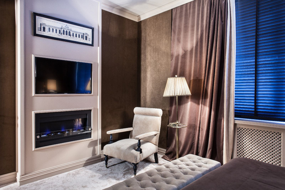 モスクワにあるエクレクティックスタイルのおしゃれな主寝室 (茶色い壁、カーペット敷き、横長型暖炉、木材の暖炉まわり)