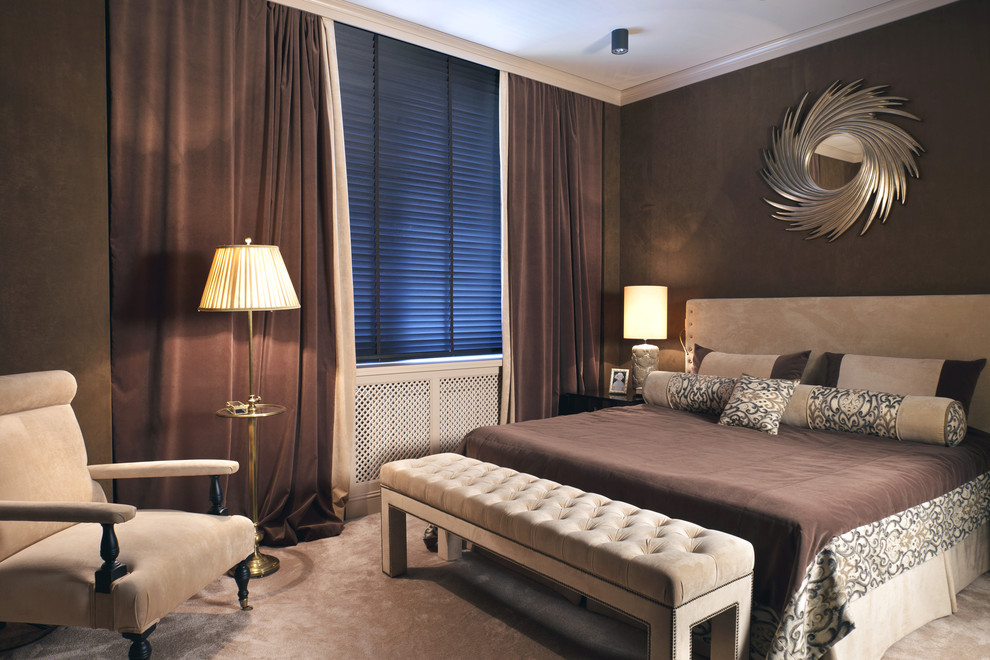 Идея дизайна: хозяйская спальня в стиле фьюжн с коричневыми стенами