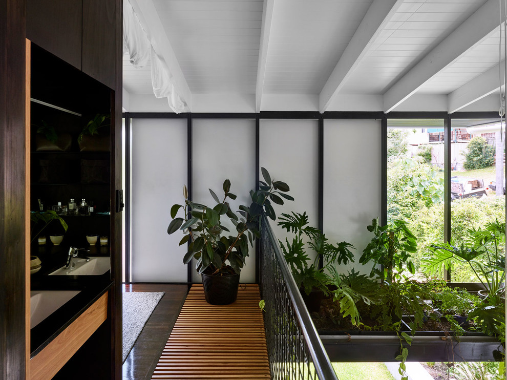 Mittelgroßes Modernes Hauptschlafzimmer mit weißer Wandfarbe und hellem Holzboden in Brisbane