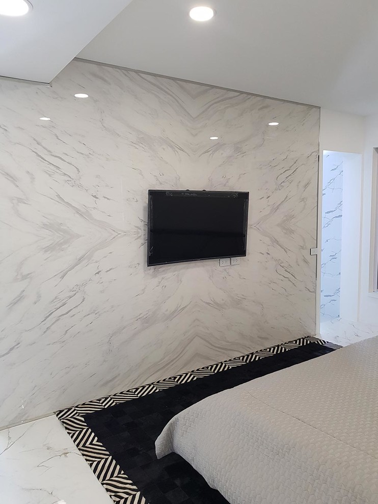 Idee per una camera degli ospiti minimalista di medie dimensioni con pareti bianche, pavimento con piastrelle in ceramica, nessun camino e pavimento bianco