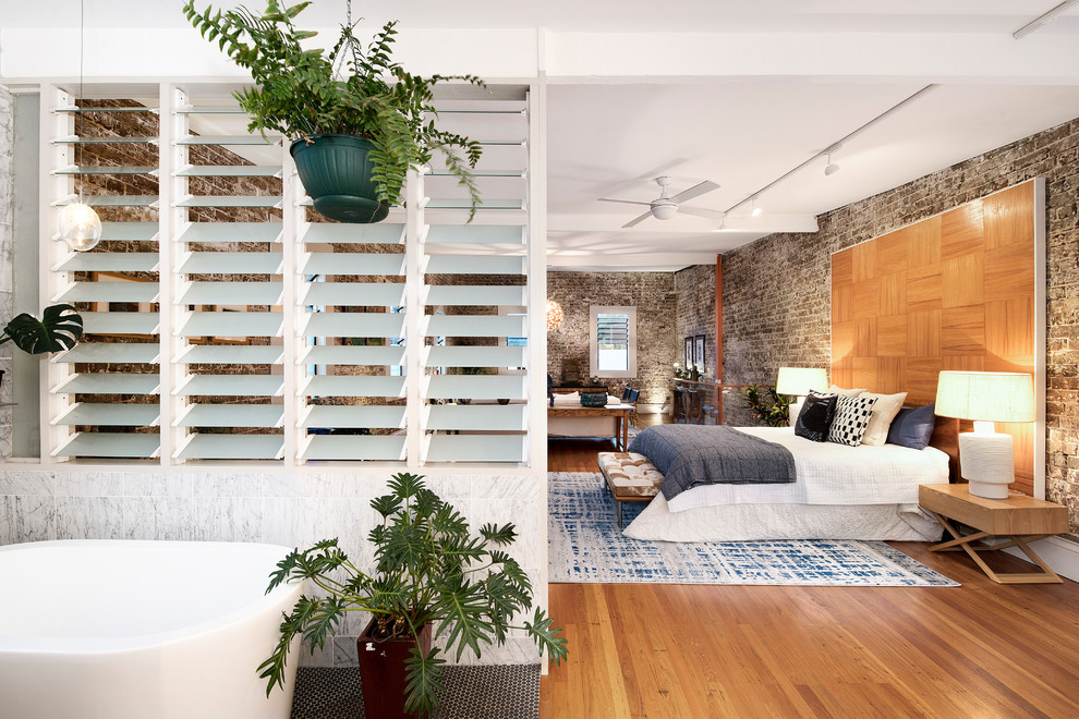 Eklektisches Hauptschlafzimmer ohne Kamin mit braunem Holzboden in Sydney