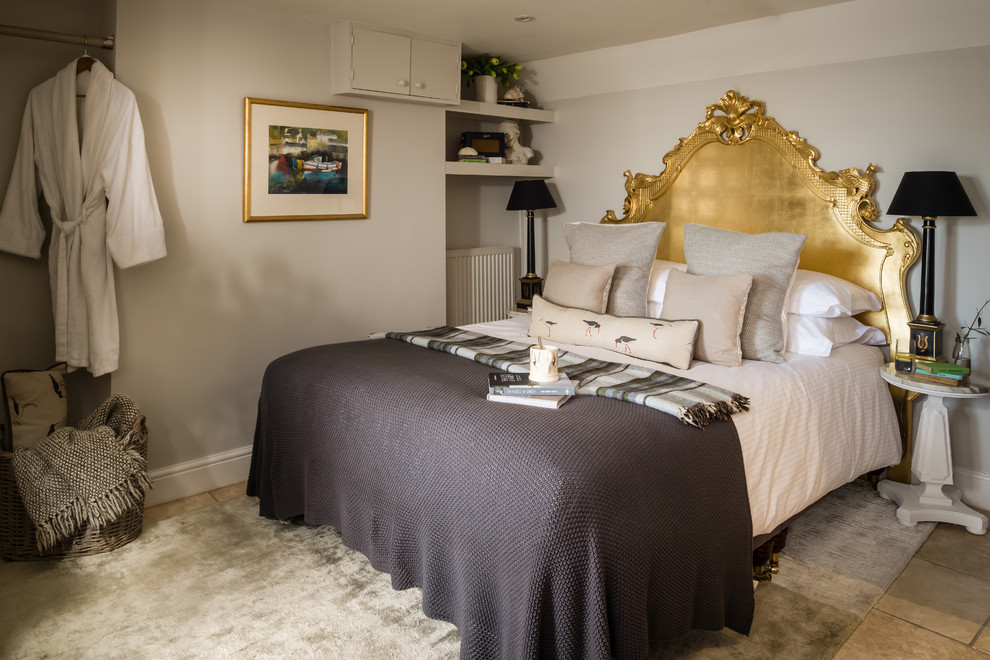 Imagen de dormitorio tradicional renovado pequeño con paredes grises y suelo beige