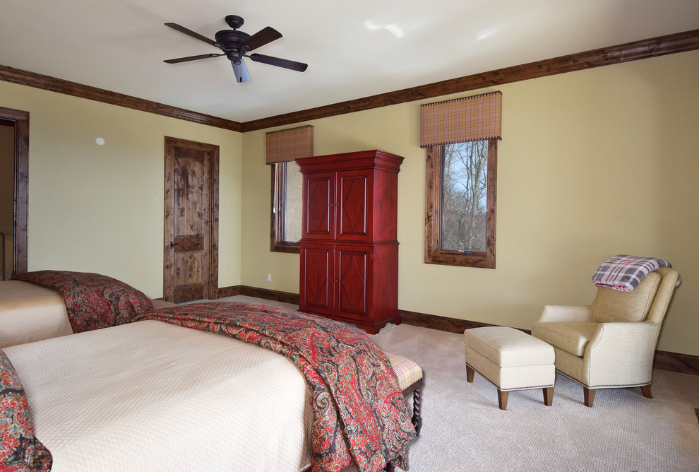 Пример оригинального дизайна: большая гостевая спальня (комната для гостей) в стиле рустика с бежевыми стенами и ковровым покрытием
