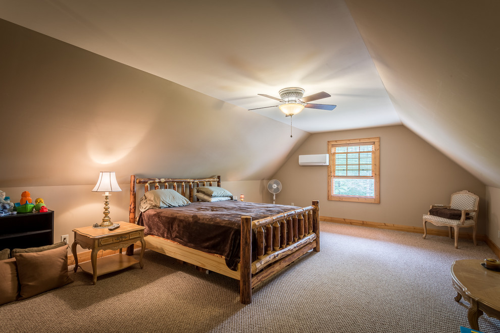 Foto de habitación de invitados rústica grande sin chimenea con paredes beige y moqueta