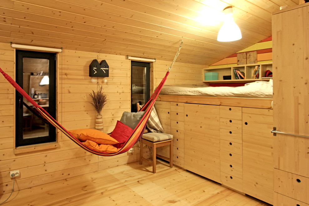 Стильный дизайн: спальня в стиле кантри с кроватью в нише - последний тренд