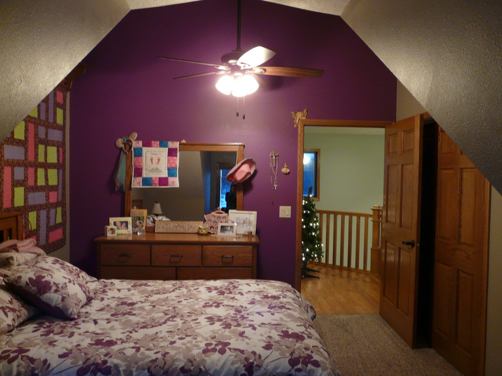 Example of a classic bedroom design in Cedar Rapids