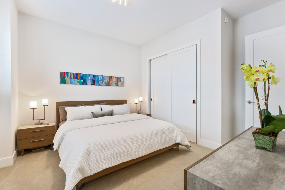 На фото: спальня в стиле неоклассика (современная классика) с серыми стенами, полом из керамогранита и белым полом с