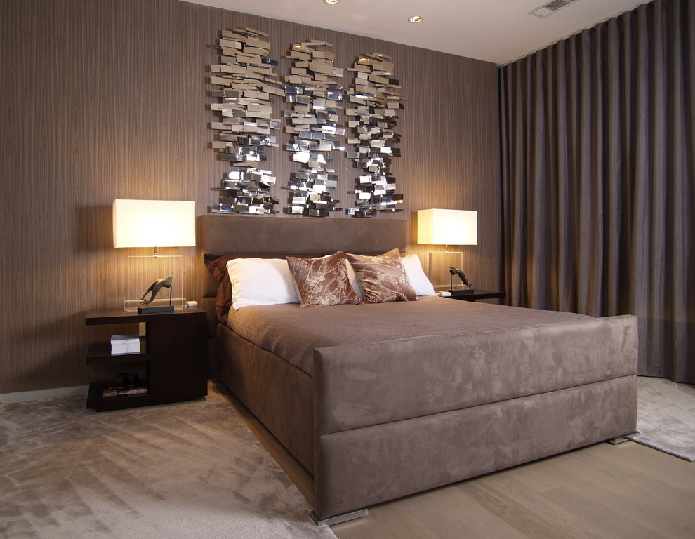 Modelo de dormitorio contemporáneo con paredes marrones