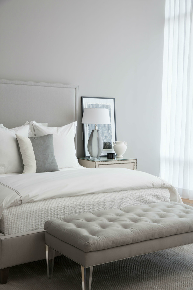 На фото: хозяйская спальня в стиле модернизм с серыми стенами и светлым паркетным полом с