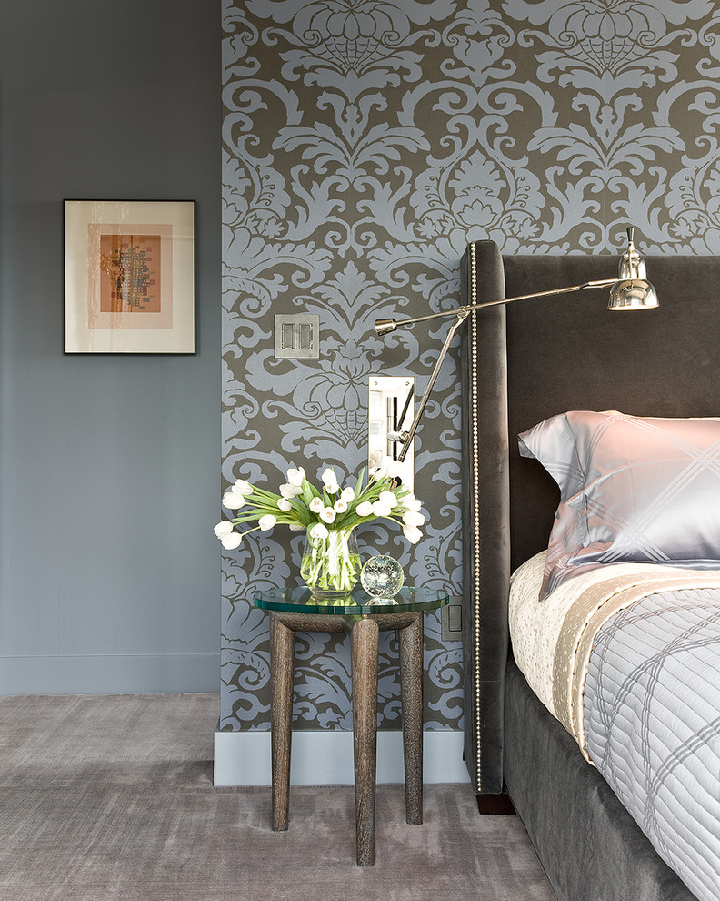 На фото: хозяйская спальня среднего размера в стиле фьюжн с синими стенами и ковровым покрытием