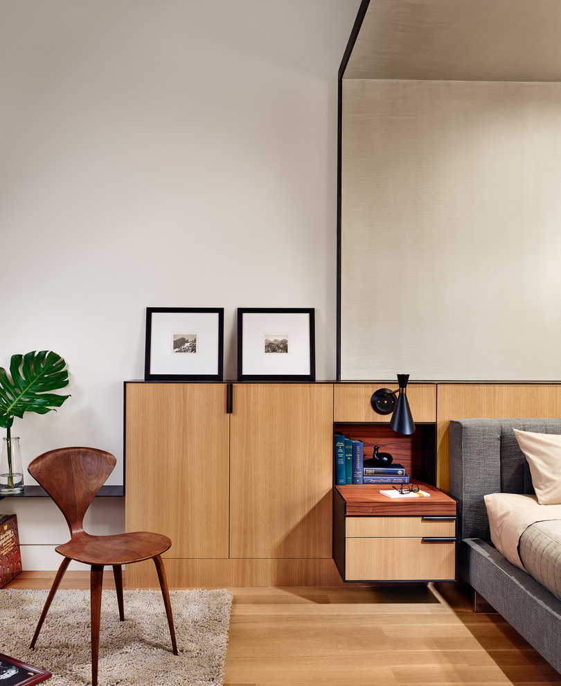 Großes Modernes Hauptschlafzimmer mit weißer Wandfarbe, hellem Holzboden und beigem Boden in Austin