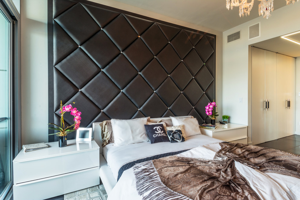 Kleines Modernes Hauptschlafzimmer ohne Kamin mit beiger Wandfarbe, Betonboden und schwarzem Boden in New York