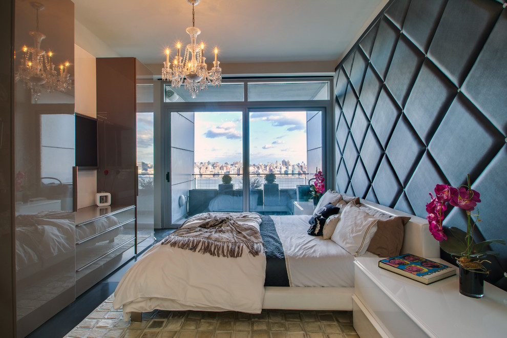 На фото: хозяйская спальня среднего размера в современном стиле с бежевыми стенами, бетонным полом и черным полом без камина с