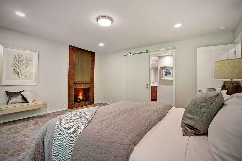 Идея дизайна: хозяйская спальня среднего размера в стиле ретро с серыми стенами, ковровым покрытием, стандартным камином, фасадом камина из кирпича и серым полом