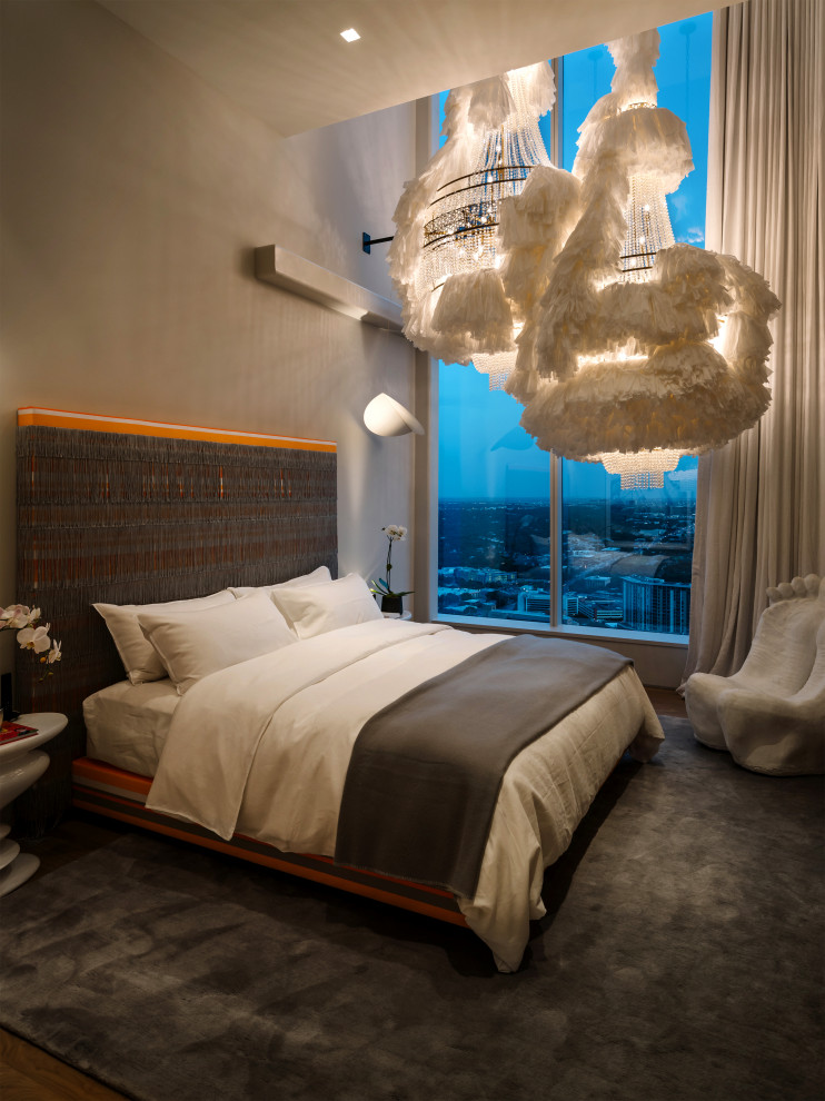 Ejemplo de habitación de invitados actual extra grande con paredes beige y suelo de madera clara