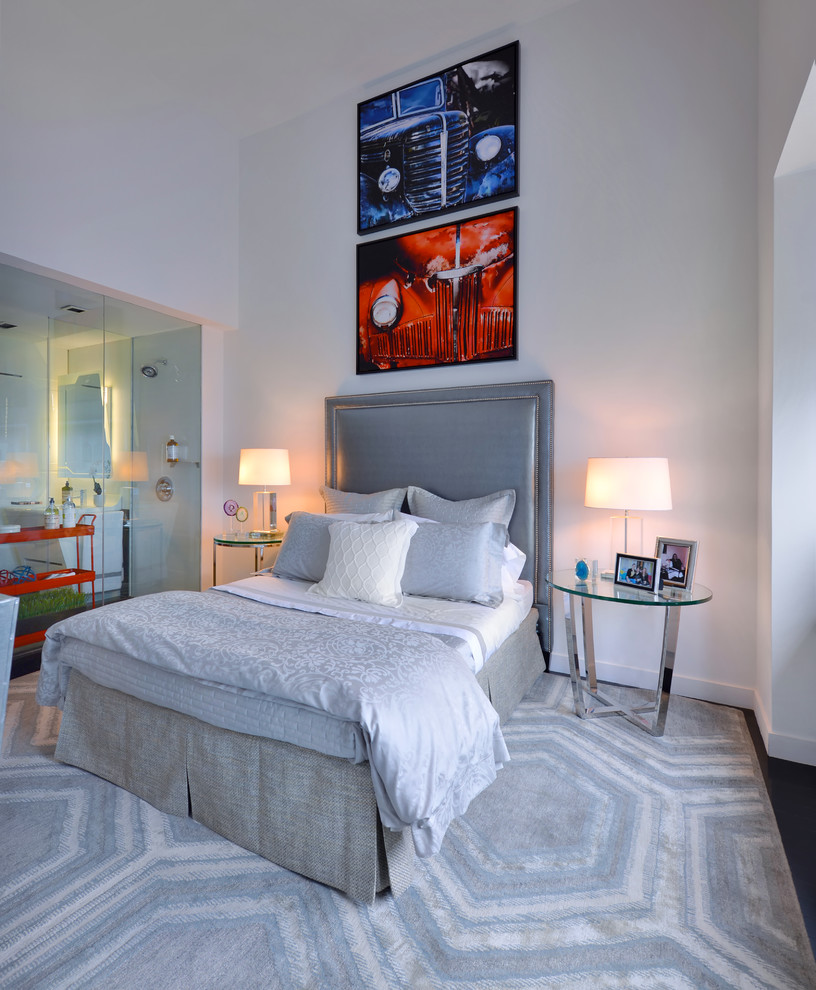 На фото: гостевая спальня среднего размера, (комната для гостей) в современном стиле с белыми стенами и темным паркетным полом с
