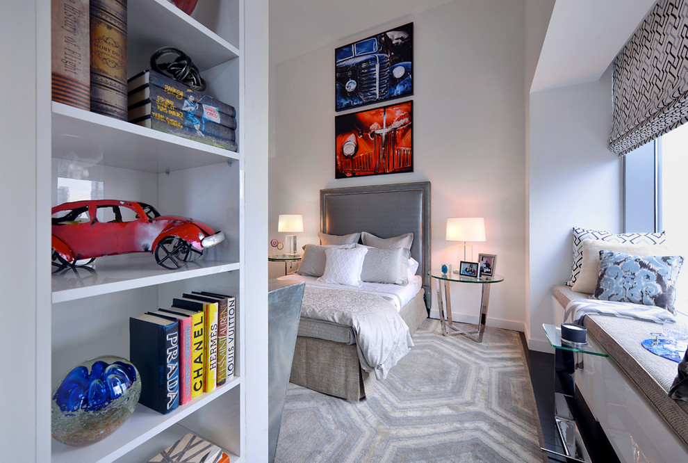 Ejemplo de habitación de invitados contemporánea de tamaño medio sin chimenea con paredes grises y suelo de madera oscura