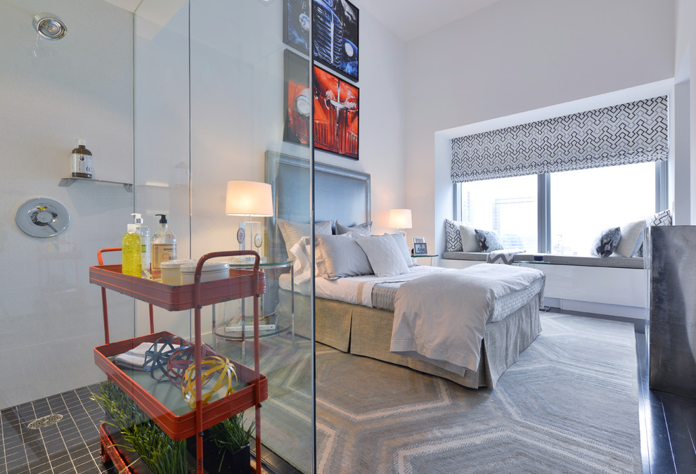 ニューヨークにある中くらいなコンテンポラリースタイルのおしゃれな客用寝室 (グレーの壁、濃色無垢フローリング) のレイアウト