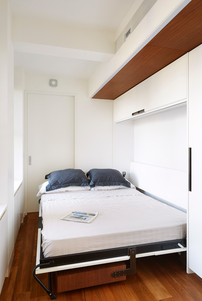 Пример оригинального дизайна: маленькая гостевая спальня (комната для гостей) в современном стиле с белыми стенами и паркетным полом среднего тона для на участке и в саду