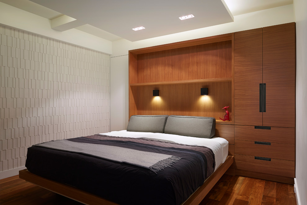 Kleines Modernes Hauptschlafzimmer mit weißer Wandfarbe und braunem Holzboden in New York