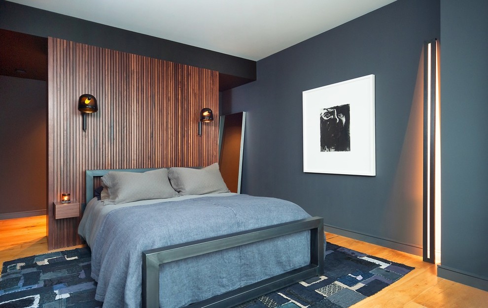 ニューヨークにあるコンテンポラリースタイルのおしゃれな寝室 (無垢フローリング、グレーの壁)