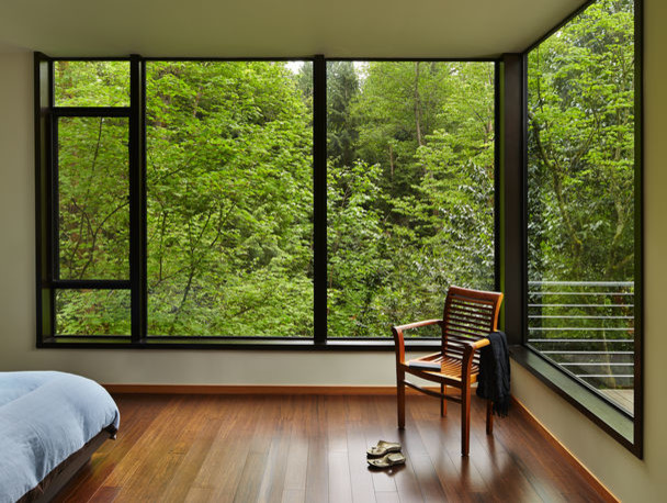 Источник вдохновения для домашнего уюта: хозяйская спальня среднего размера в современном стиле с белыми стенами и полом из бамбука