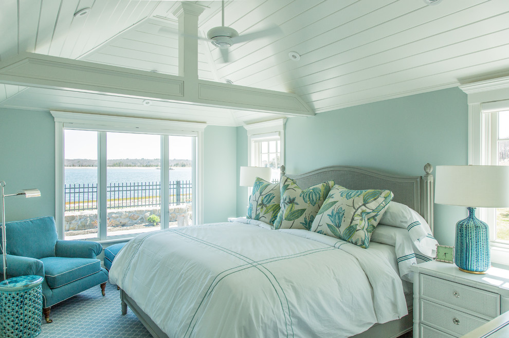 Свежая идея для дизайна: большая хозяйская спальня в морском стиле с зелеными стенами, ковровым покрытием и разноцветным полом без камина - отличное фото интерьера