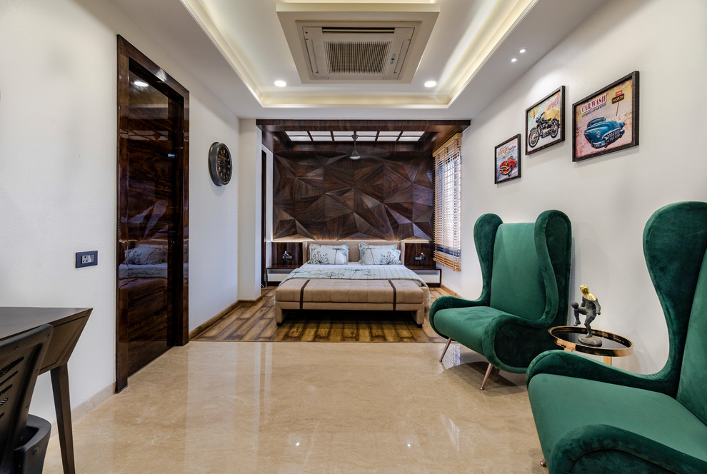 バンガロールにあるコンテンポラリースタイルのおしゃれな寝室 (白い壁、ベージュの床) のレイアウト