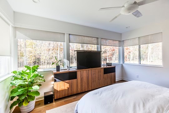 Foto de habitación de invitados contemporánea grande con paredes beige y suelo de madera en tonos medios