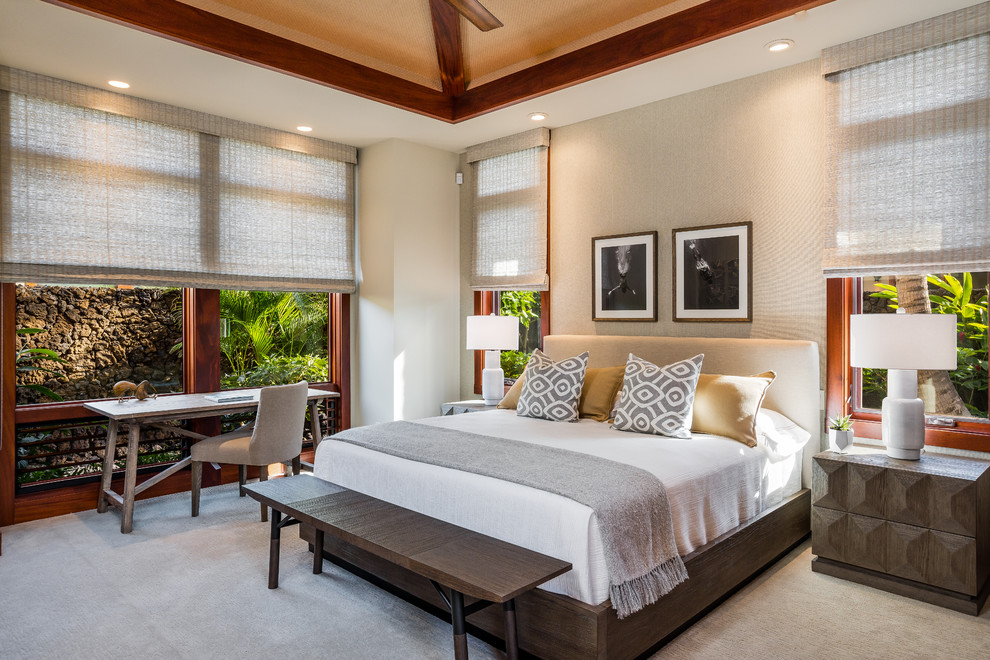 ハワイにあるトロピカルスタイルのおしゃれな客用寝室 (ベージュの壁、カーペット敷き、グレーの床)
