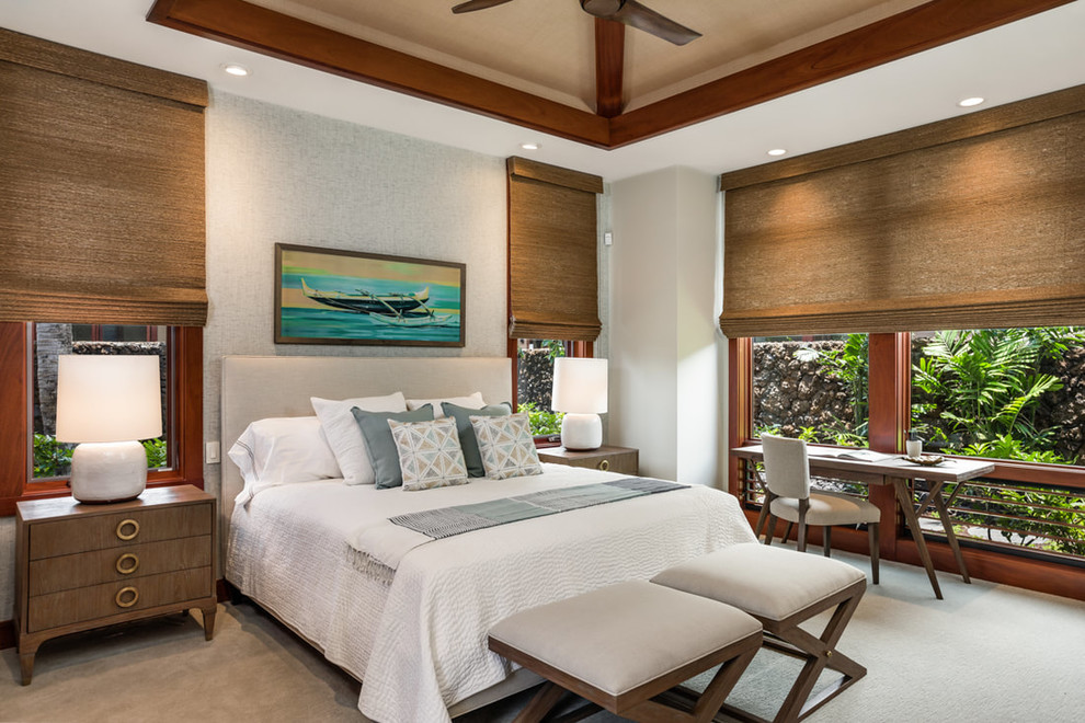 Bild på ett tropiskt sovrum, med vita väggar, heltäckningsmatta och grått golv