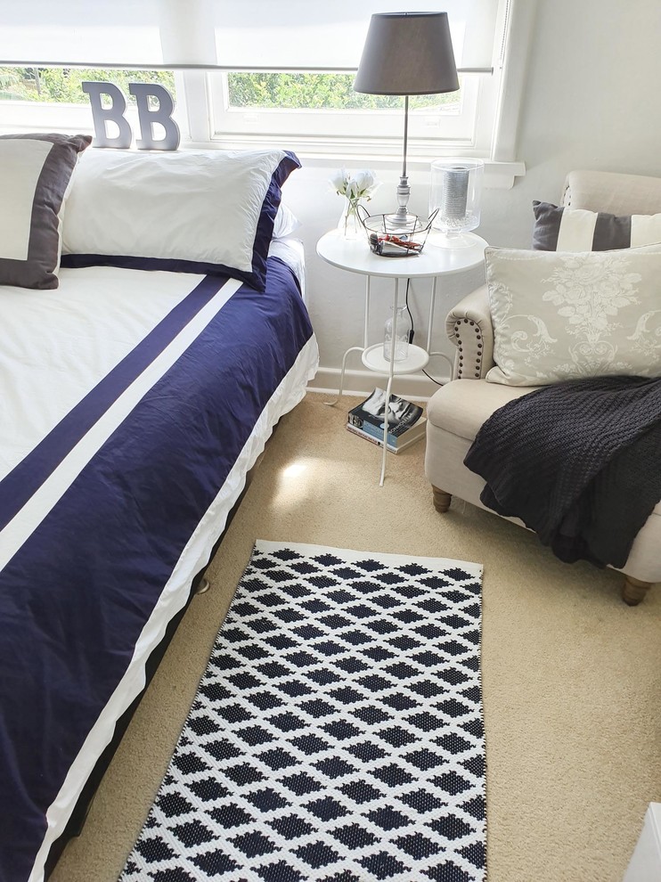 На фото: хозяйская спальня среднего размера в классическом стиле с белыми стенами, ковровым покрытием и бежевым полом