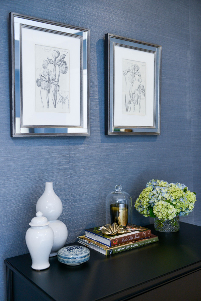 Idee per una camera degli ospiti tradizionale di medie dimensioni con pareti blu, moquette, pavimento beige e carta da parati