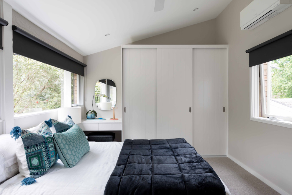Mittelgroßes Retro Hauptschlafzimmer mit grüner Wandfarbe, Teppichboden und grauem Boden in Sydney