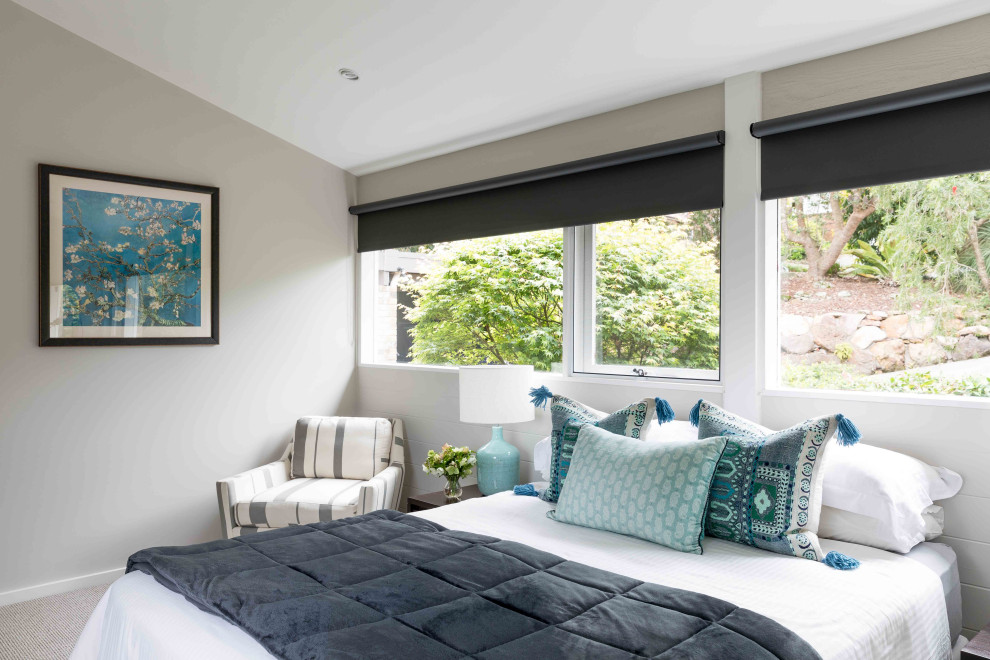 Foto de dormitorio principal actual de tamaño medio con paredes verdes, moqueta y suelo gris